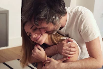 La love story de James y Micaela parece inspirada en la película Realmente amor, la favorita del artista. “Trato de vivir una relación lo más sincera posible –dice él–. El amor definitivamente hace la vida más fácil”.