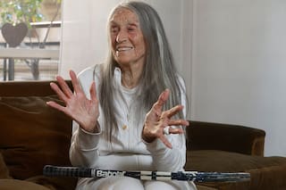 Ana tiene 92 años y viaja por el mundo jugando al tenis