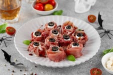 Ojos de mozzarella y jamón crudo