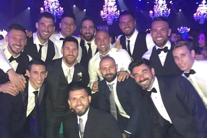 Ezequiel Lavezzi con sus compañeros de la selección argentina en la boda de Lionel Messi.