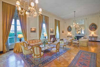 El Palacio Alvear cuenta, como todos los de su época, con un grand salon de recepción estilo francés. La mayor parte del mobiliario de este ambiente es de origen italiano y perteneció a los Saboya, la familia noble que reinó en Italia desde 1861 hasta 1946.