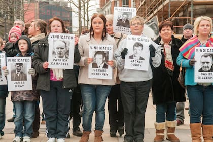 Los familiares de los asesinados en el Domingo sangriento de 1972, entre ellos, la hermana del joven Jackie