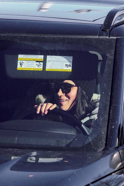 Al volante de su camioneta, pero con un guardaespaldas en el asiento trasero, fue al aeropuerto a buscar a su amiga y personal trainer Heather Dorak