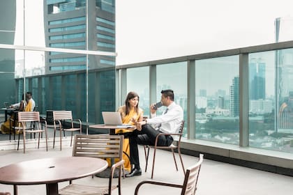 Desde hoteles hasta bares, locales y edificios corporativos, los espacios al aire libre en altura son cada vez más valorados por la demanda