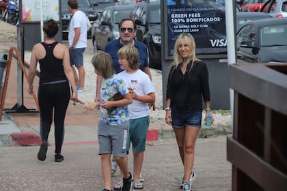 El juez Canicoba Corral y su familia hicieron una parada en la heladería y recorrieron La Barra en busca de distracciones ante el mal tiempo en la ciudad balnearia