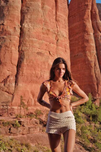 Diana fotografiada por su marido en un momento de esa travesía por Cathedral Rock Trail, en la que la pareja descubrió todos los tonos de rojos, naranjas y ocres en las rocas y monolitos que emergen entre la vegetación.