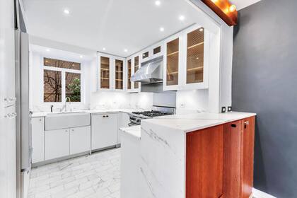 Mientras se concreta la operación, la feliz pareja vive temporariamente en un hotel-condominio cinco estrellas, también en el Upper East Side.