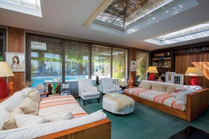 La casa está toda alfombrada. Las alfombras son de lana, de Manos del Uruguay. Las artesanas vinieron a casa a coser los distintos tramos. Están puestas ahí desde hace veinte años”, confía la dueña de casa, que le encomendó los dos sofás de cuero a un talabartero.