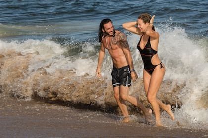 Jueves 9. Divertidos y sonrientes, Yanina y su novio fueron sorprendidos mientras disfrutaban de un espectacular día bajo el sol en las playas esteñas de San Vicente, camino a José Ignacio.