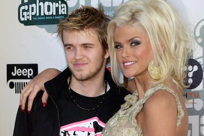 Tras una vida llena de obstáculos, Anna Nicole Smith falleció en 2007 por una sobredosis; cinco meses antes, había perdido la vida su hijo Daniel Wayne Smith por la misma causa.