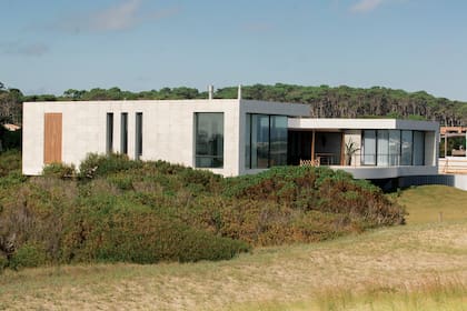Fueron pioneros en La Boyita, aunque después vendieron ese refugio a Alan Faena. Aún mantienen “La Fiaca”, pero este año decidieron acercarse al mar. En la foto, una fachada completa de la nueva propiedad, con proyecto del arquitecto uruguayo Martín Rodríguez.