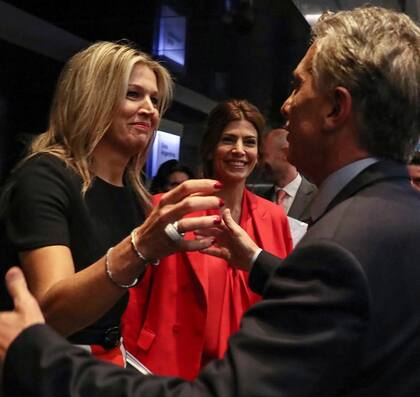 Antes de brindar un discurso en el CCK, recibió la cálida bienvenida de Mauricio Macri y Juliana Awada.