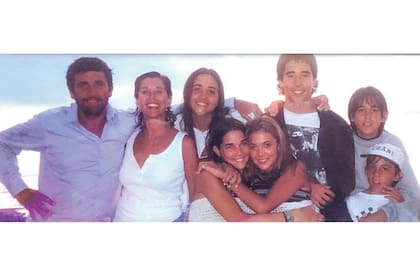 Marcos y Marcela durante un verano en José Ignacio junto a la familia ensamblada que armaron con sus hijos, Juana y Nacho Viale, y Camila, Valeria, Marcos y Santiago Gastaldi. Años más tarde, llegaría Rocco