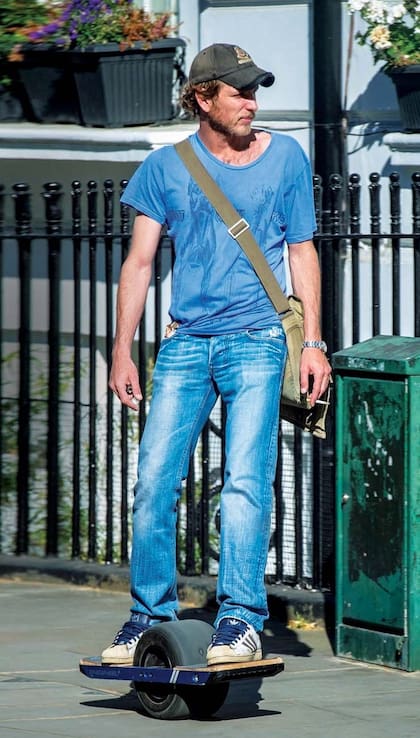 Vive en Londres con su mujer Tatiana Santo Domingo y sus tres hijos, Sasha, India y Maximilian. Y aunque es fanático de los "fierros", para transladarse por la capital inglesa, nunca elije auto.