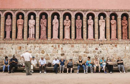 Grandes figuras griegas en el frente del Museo Rocsen.