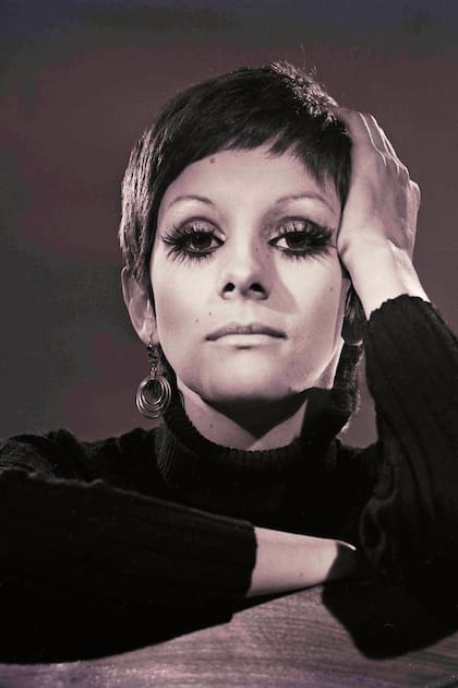 A los 28, se presentó en el Teatro Payró con un espectáculo experimental de canciones, "Nacha de noche", que marcó un gran hito en su carrera. Después vino "Anastasia querida".