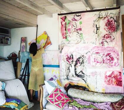 La ex de Dante Spinetta llegó al balneario slow el 22 de diciembre y subió una foto ordenando las obras de su mamá. “Mi guarida”, escribió en su cuenta de Instagram