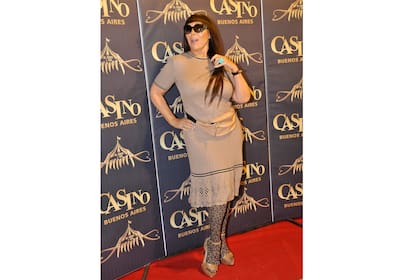 Moria Casán dijo presente en el show. Sus medias estampadas en animal print, fieles a su estilo, no pasaron desapercibidas, al igual que su riñonera, un accesorio que vuelve a ser tendencia