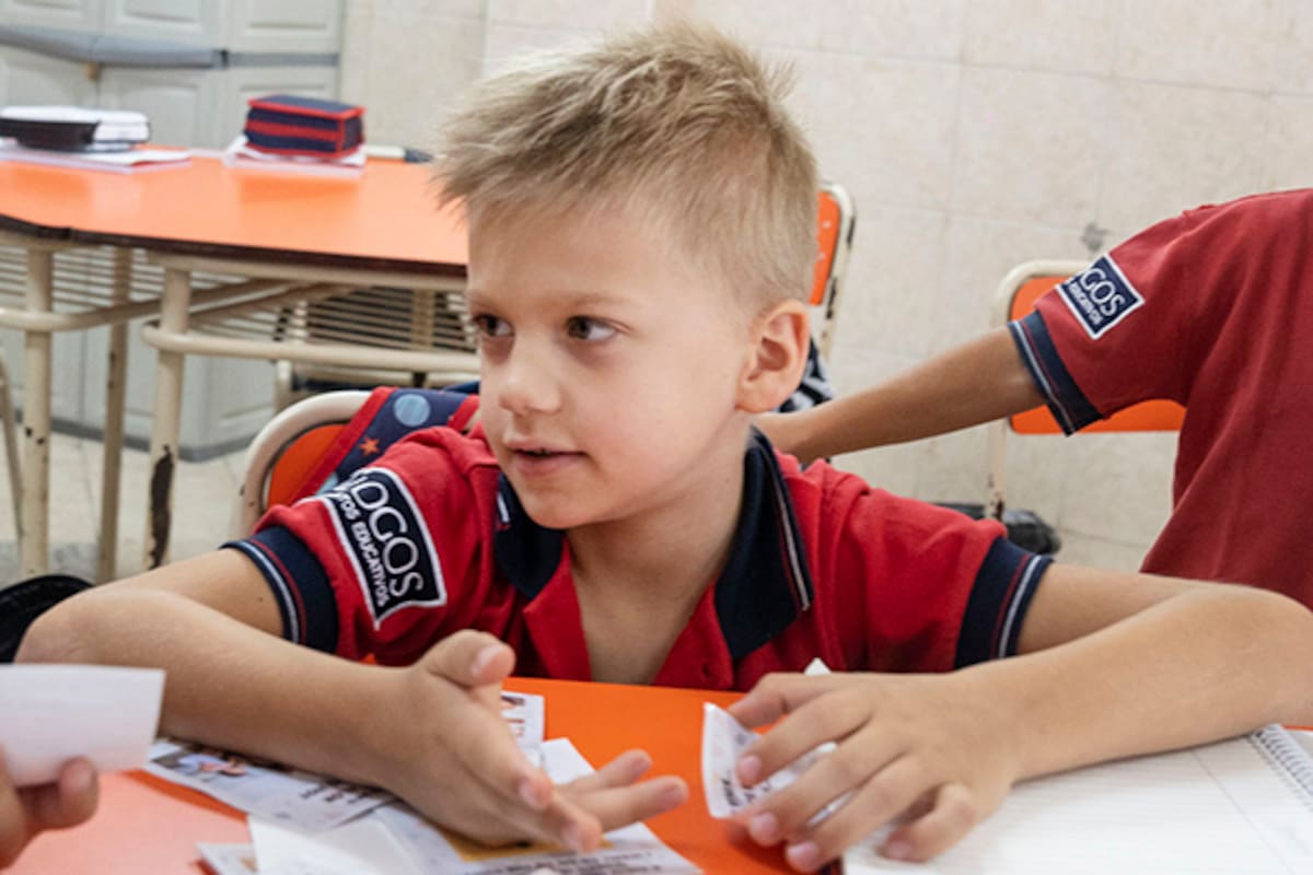 “¿Querés jugar?” Acaban de aterrizar y no saben castellano: ¿cómo se comunican los niños rusos en el inicio de clases?