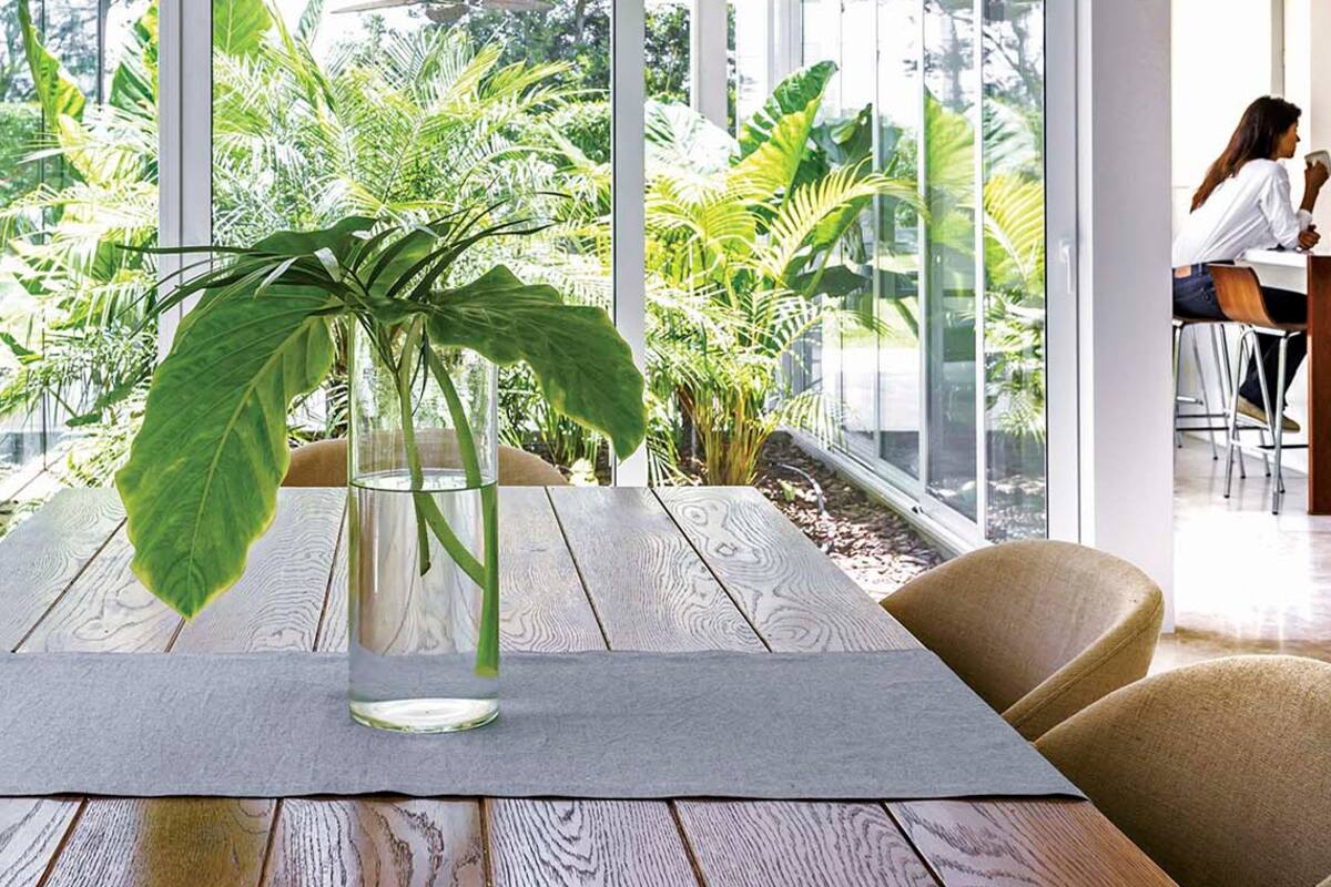 Una casa sin muros interiores y conectada por patios vidriados refleja cabalmente la esencia de una familia que disfruta de la vida a puertas abiertas.