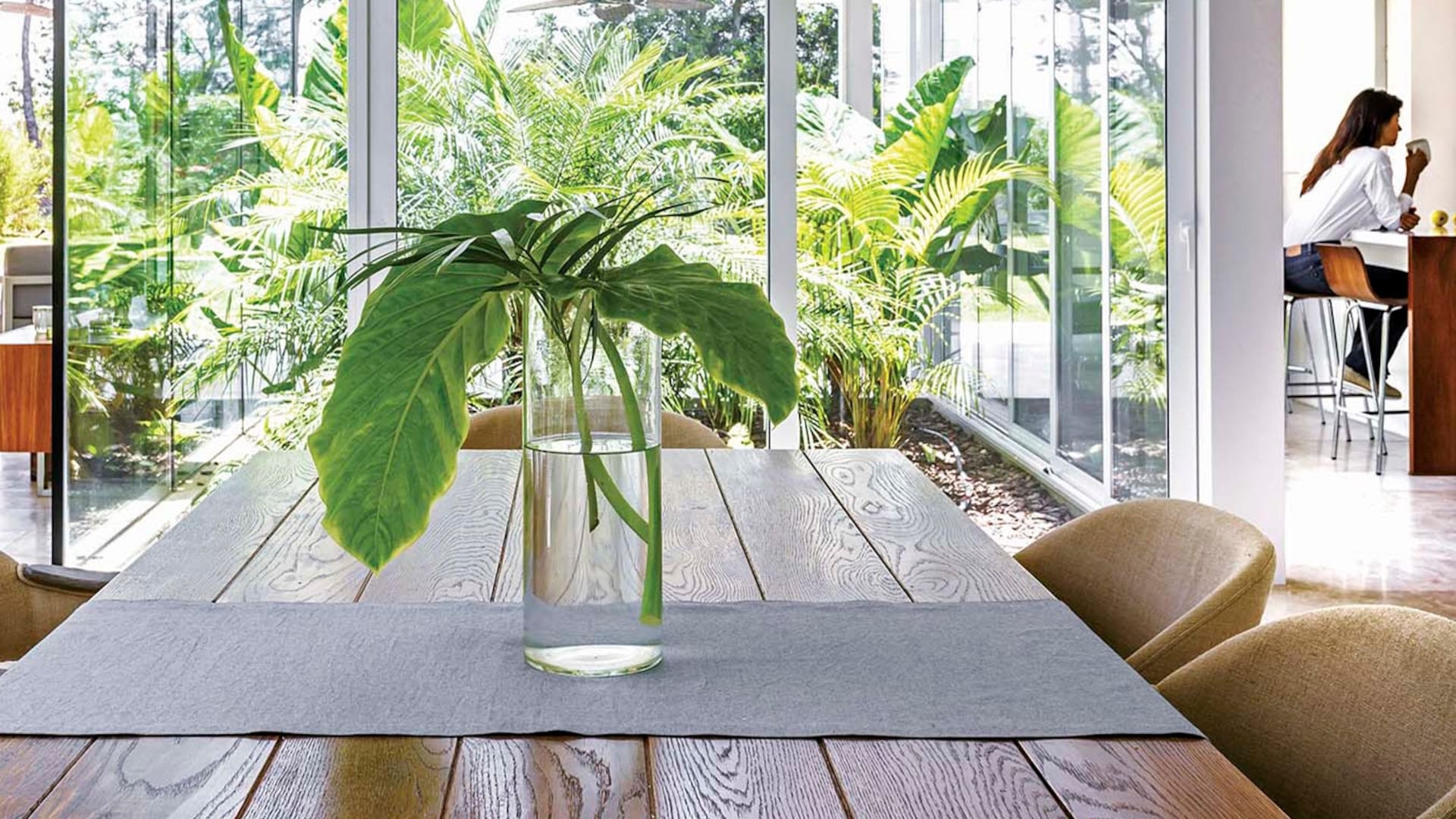 Una casa sin muros interiores y conectada por patios vidriados refleja cabalmente la esencia de una familia que disfruta de la vida a puertas abiertas.