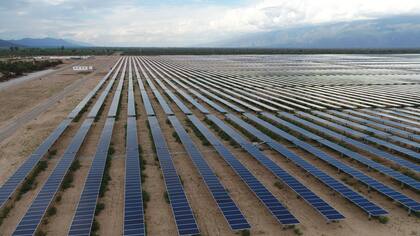 0, 4%. EnergÍa fotovoltaica. Es la que se conoce generalmente como "solar" y se considera que, junto con la eólica, es la que más potencial tiene en el país. Actualmente hay 69 proyectos adjudicados, que tendrán la capacidad para generar 2029,9 MW.