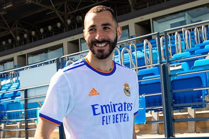 01-06-2021 Karim Benzema posa con la nueva camiseta del Real Madrid para la temporada 2020-2021 ESPAÑA EUROPA DEPORTES MADRID ADIDAS