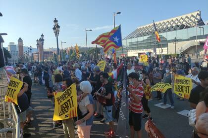 01-07-2021 Manifestantes en los aledaños del CaixaForum de Barcelona en protesta por la presencia del Rey Felipe VI.  Las imágenes incluyen la frase 'The spanish king is not welcomed in Catalonia'  POLITICA CATALUÑA ESPAÑA EUROPA BARCELONA