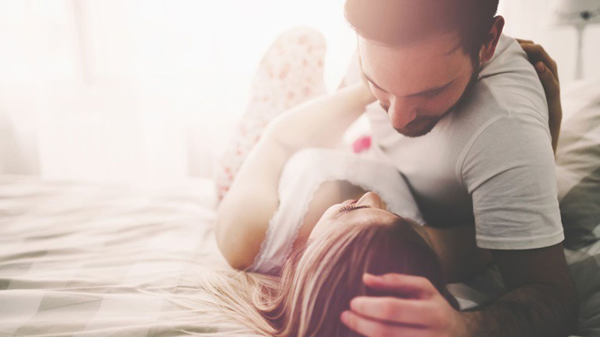 01/01/1970 Pareja, amor, beso, cama SALUD ND3000