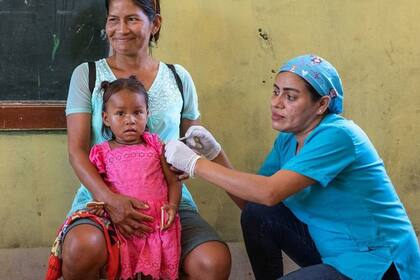 01/01/1970 Una niña de dos años recibe la vacuna contra la gripe en un dispensario móvil de Loreto, Perú. SALUD UNICEF/U.S. CDC/FLORENCE GOU