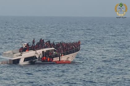 01/01/2023 Migrantes rescatados por el Ejército Libanés en enero de 2023.  El Ejército libanés ha anunciado el rescate de 232 migrantes en peligro de muerte después de que su sobrecargada embarcación comenzara a hundirse frente a la costa de Selaata, si bien ha confirmado la muerte de dos personas ahogadas durante la operación de salvamento.  SOCIEDAD ORIENTE PRÓXIMO ASIA LÍBANO INTERNACIONAL EJÉRCITO DE LÍBANO