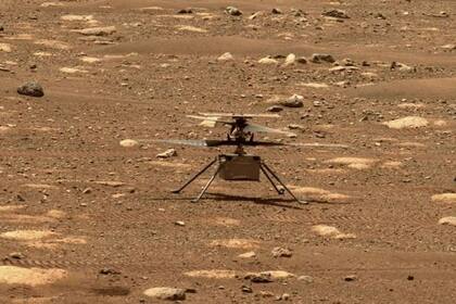 01/02/2023 Helicóptero Ingenuity.  El helicóptero Ingenuity en Marte, primera aeronave controlada a motor en otro mundo, levanta en sus vuelos muchas veces más polvo de lo que generaría un aparato equivalente en la Tierra.  POLITICA INVESTIGACIÓN Y TECNOLOGÍA NASA/JPL-CALTECH/ASU