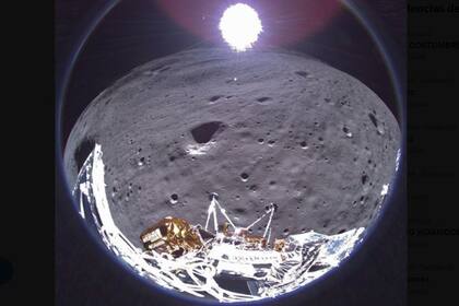 01/03/2024 La Tierra aparece al fondo de la imagen enviada por Odiseo desde la superficie lunar. El primer aterrizador lunar de Estados Unidos desde los astronautas de las misiones Apolo ha quedado inactivo tras agotar su energía por el inicio de la noche lunar de 14 días terrestres. POLITICA INVESTIGACIÓN Y TECNOLOGÍA INTUITIVE MACHINES