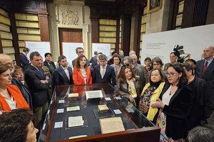01/03/2024 Sevilla.- El Archivo de Indias acoge una muestra sobre la literatura del Virreinato del Perú con más de 50 documentos. El Instituto Cervantes, con la colaboración del Archivo General de Indias, el Centro Cultural Inca Garcilaso y la Embajada del Perú, ha inaugurado este viernes la exposición 'Libros y autores en el Virreinato del Perú. El legado de la cultura letrada hasta la Independencia' en el edificio de la antigua lonja de Sevilla, sede del archivo estatal dependiente del Ministerio de Cultura. POLITICA DELEGACIÓN DEL GOBIERNO CENTRAL EN ANDALUCÍA