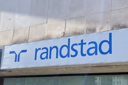 01/04/2024 Logo de Randstad en una de sus oficinas. EUROPA ESPAÑA ECONOMIA