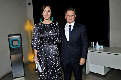 01/05/21 Maria Eugenia Vidal y Enrique Sacco entrando al programa de Mirtha Legrand