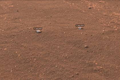 01/06/2022 Perseverance elige por sí mismo objetivos a estudiar en Marte.  El rover Perseverance de la NASA en Marte ha elegido por primera vez objetivos para el estudio por sí mismo, sin participación del equipo de operaciones en la Tierra Perseverance seleccionó dos pequeñas piedras en el día marciano de misión, o sol, 442 y les disparó con el láser SuperCam para determinar sus composiciones elementales.  POLITICA INVESTIGACIÓN Y TECNOLOGÍA NASA/JPL-CALTECH