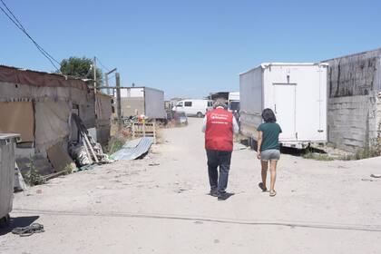 01/08/2024 Yoisi con un voluntario de la Fundación Madrina. ESPAÑA EUROPA SOCIEDAD MADRID FUNDACIÓN MADRINA