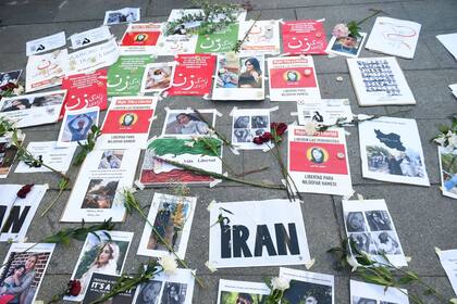 01/10/2022 Varias personas se manifiestan para pedir respeto por los derechos de las mujeres iraníes, en la plaza del Callao, a 1 de octubre de 2022, en Madrid (España).  Esta concentración la han convocado varias organizaciones de mujeres, entre ellas FEMEN, para protestar por la muerte de la joven Mahsa Amini y contra la violenta represión con la que las autoridades de Irán han respondido a las manifestaciones que se han sucedido allí en los últimos días. La joven kurda de 22 años falleció el pasado 16 de septiembre mientras estaba detenida por la policía moral por llevar mal colocado el velo que les impone la ley islámica (sharía). Las autoridades han negado que fuera víctima de una paliza por parte de los agentes. Su muerte ha provocado una ola de protestas en varias ciudades del país, incluida Teherán, en las que muchas mujeres han procedido a quitarse sus pañuelos y a quemarlos en público. Al menos 28 periodistas han sido detenidos en Irán desde que estallaron las protestas, la concentración se produce simultáneamente en otras 150 ciudades; españolas y extranjeras. POLITICA Gustavo Valiente - Europa Press