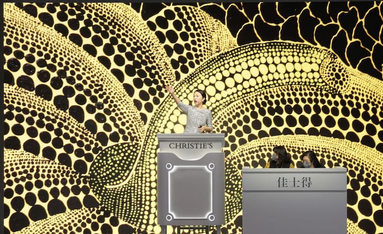 01/1272021. Elaine Kwok. El director de la oficina del presidente de Christie's en Hong Kong vendió la pintura en acrílico sobre lienzo Pumpkin (LPASG) (2013) de Yayoi Kusama por HK $ 62,5 millones (US $ 8 millones)