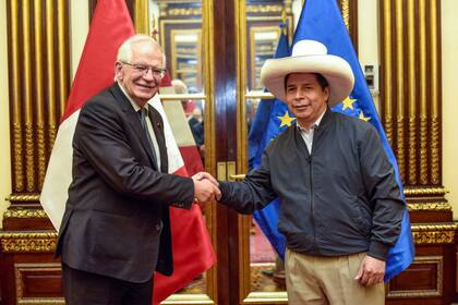 02-11-2021 Perú/UE.- Borrell subraya el "buen intercambio de impresiones" con Castillo y garantiza el apoyo de la UE a Perú.  El presidente peruano destaca que el país tiene las "condiciones adecuadas" para las inversiones de la UE  POLITICA TWITTER @JOSEPBORRELLF