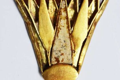02-12-2021 Joyas de loto egipcias con incrustaciones de piedras (1350 a. C.). Las comparaciones con otros hallazgos de Egipto muestran que la mayoría de los objetos son de la época de Nefertiti y su esposo Echnaton alrededor de 1350 aC. Nefertiti usó joyas similares POLITICA INVESTIGACIÓN Y TECNOLOGÍA PETER FISCHER, TERESA BÜRGE