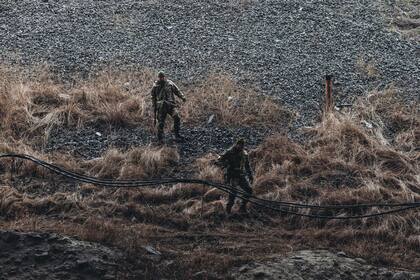 02/03/2022 Dos soldados caminan por una ladera, a 2 de marzo de 2022, en Kiev (Ucrania). POLITICA Diego Herrera - Europa Press