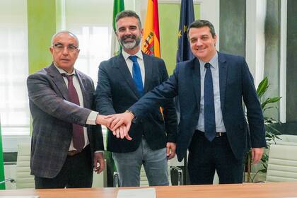 02/04/2024 El presidente del COE, Alejandro Blanco (i); el consejero de Sostenibilidad, Medio Ambiente y Economía Azul, Ramón Fernández-Pacheco (c), y el presidente de la FAMP, José María Bellido (d). ESPAÑA EUROPA ANDALUCÍA SOCIEDAD FJ OLMO