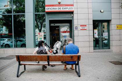 02/06/2022 Dos personas esperan fuera de una oficina del Servicio Público de Empleo Estatal (Sepe), a 2 de junio de 2022, en Madrid (España). El número de parados registrados en las oficinas de los servicios públicos de empleo se redujo en 99.512 desempleados en mayo (-3,3%), lo que situó el total de parados por debajo de los 3 millones por primera vez desde finales de 2008, cuando se inició la crisis financiera. Los contratos fijos se han cuadruplicado y suponen el 44,5% del total y es el sector servicios el que concentra la mayor parte de la reducción del desempleo. ECONOMIA Carlos Luján - Europa Press