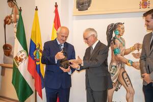 02/06/2023 Ecuador dona al Museo del Chocolate de Estepa una réplica de una vasija prehispánica POLITICA AYUNTAMIENTO DE ESTEPA