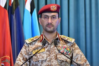 02/06/2024 El portavoz de operaciones militares de los rebeldes, Yahya Sari.. Los rebeldes hutíes de Yemen han reivindicado este sábado seis operaciones "precisas y directas" llevadas a cabo por las "fuerzas navales, de misiles y aéreas de las Fuerzas Armadas de Yemen" contra objetivos en el mar Rojo y el océano Índico, entre los que se incluye un portaaviones estadounidense. POLITICA FUERZAS ARMADAS DE YEMEN