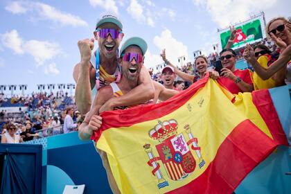 02/08/2024 La pareja española de vóley playa Pablo Herrera y Adrián Gavira celebran un triunfo en Paris 2024.. La pareja española integrada por Pablo Herrera y Adrián Gavira ya está en octavos de final del torneo de vóley playa masculino de los Juegos de Paris 2024, después de sumar su segunda victoria en la fase de grupos ante los estadounidenses Miles Evans y Chase Budinger en dos sets (21-18, 21-11), con un segundo parcial extraordinario. DEPORTES COE