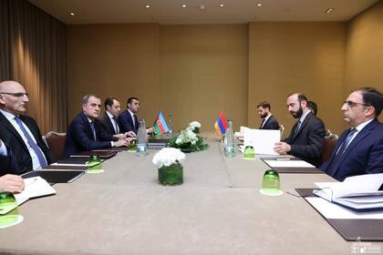 02/10/2022 Reunión bilateral de ministros de Relaciones Exteriores de Azerbaiyán y Armenia celebrada en Ginebra.  El secretario del Consejo de Seguridad de Armenia, Armen Grigoryan, ha informado este martes de que Azerbaiyán ha liberado a 17 prisioneros de guerra armenios que han sido repatriados a su país de origen, todo ello mediante la mediación de Estados Unidos.  POLITICA INTERNACIONAL ARMENIA AZERBAIYÁN MINISTERIO DE EXTERIORES DE AZERBAIYÁN