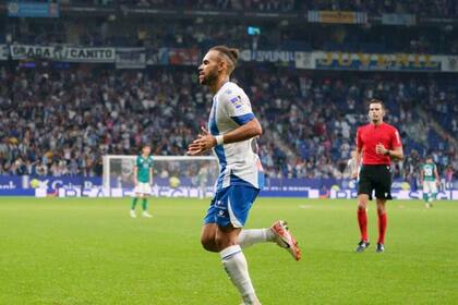 02/10/2023 Martin Braitwaite celebra uno de sus goles con el RCD Espanyol. El RCD Espanyol dejó atrás dos jornadas sin ganar y se situó en posiciones de ascenso a LaLiga EA Sports después de imponerse por 3-0 en el Stage Front Stadium a un Racing Ferrol que jugó con diez desde antes de la media hora, en el partido que cerró este lunes la octava jornada de LaLiga Hypermotion 2023-2024. CATALUÑA ESPAÑA EUROPA DEPORTES BARCELONA PRENSA LALIGA